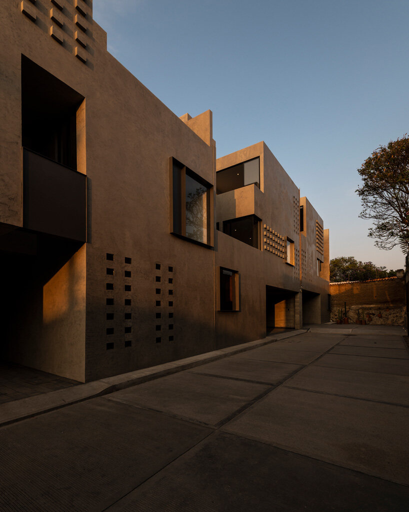 patios and perforations puncture espacio 18's 'pensamientos residencial' houses in mexico