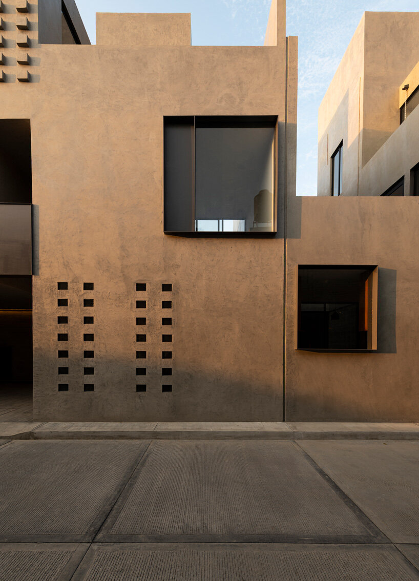 patios and perforations puncture espacio 18's 'pensamientos residencial' houses in mexico