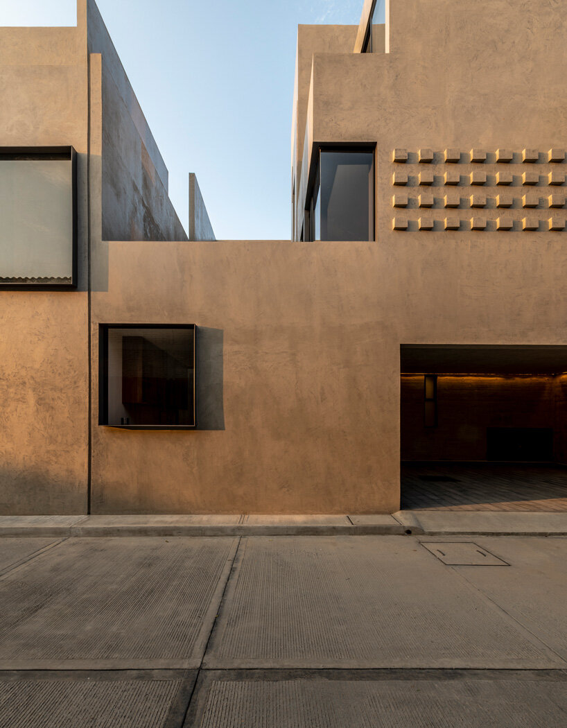 patios and perforations puncture espacio 18's 'pensamientos residencial' houses in mexico