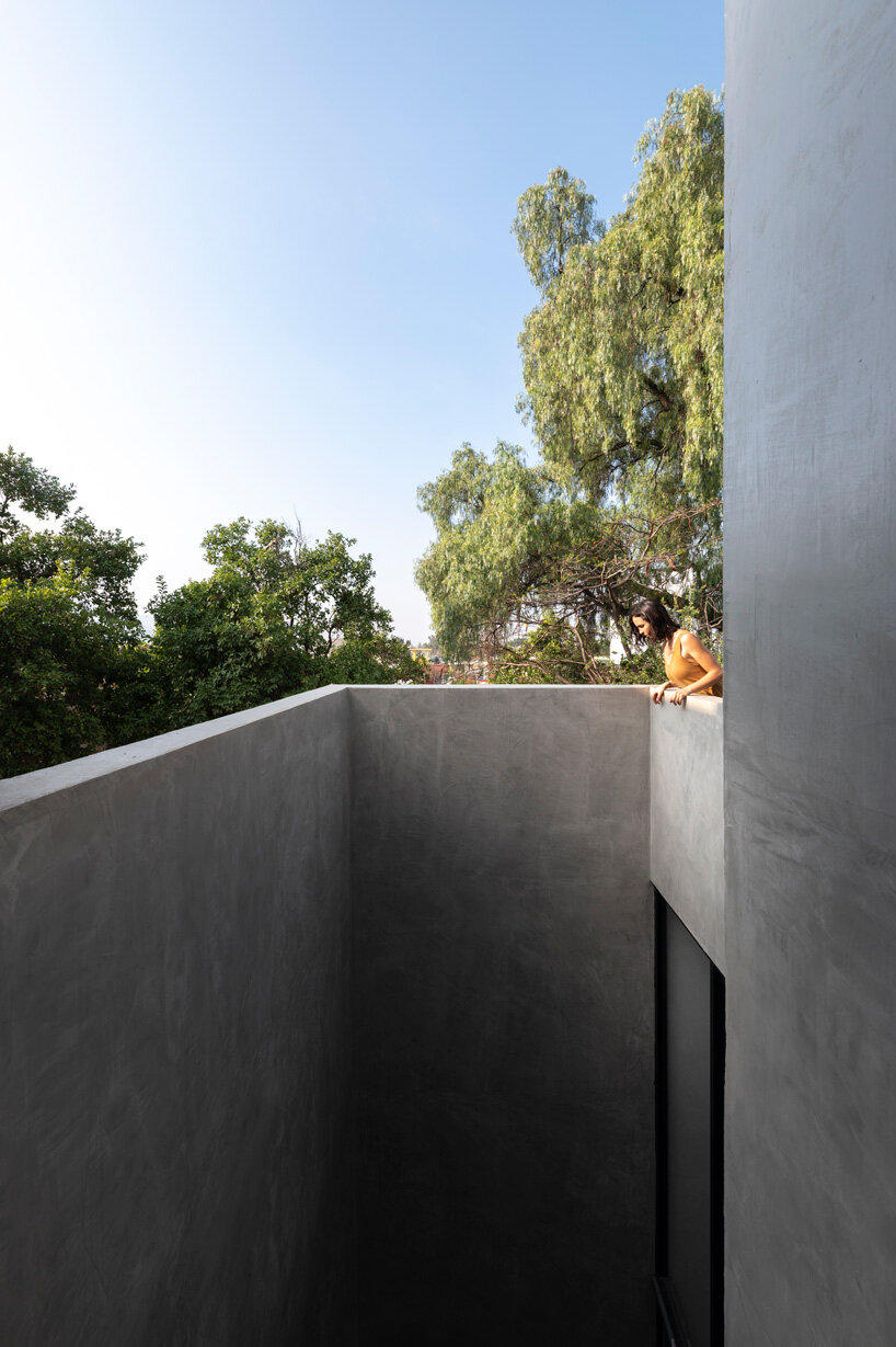 patios and perforations puncture espacio 18's 'pensamientos residencial' houses in mexico