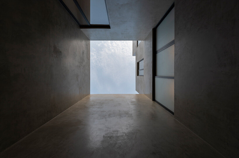 patios and perforations puncture espacio 18's 'pensamientos residencial' houses in mexico