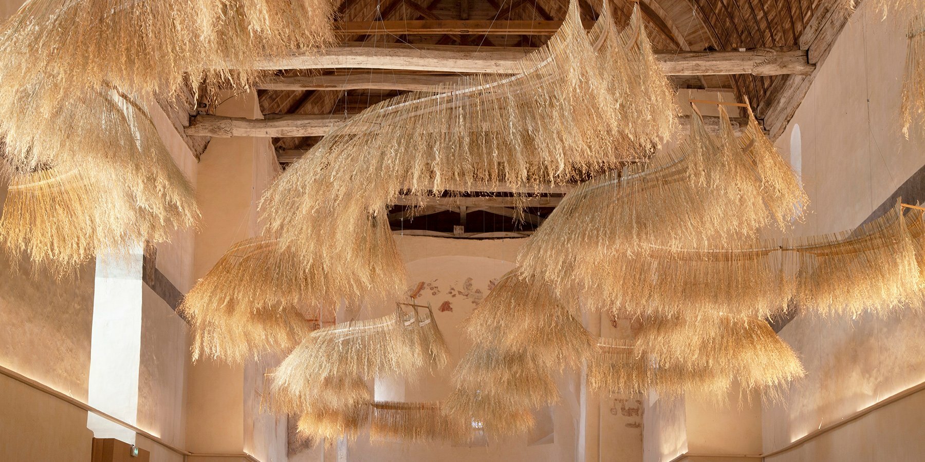 golden-dried-plant-installation-meanders-former-french-chapel-magdala-designboom-1800