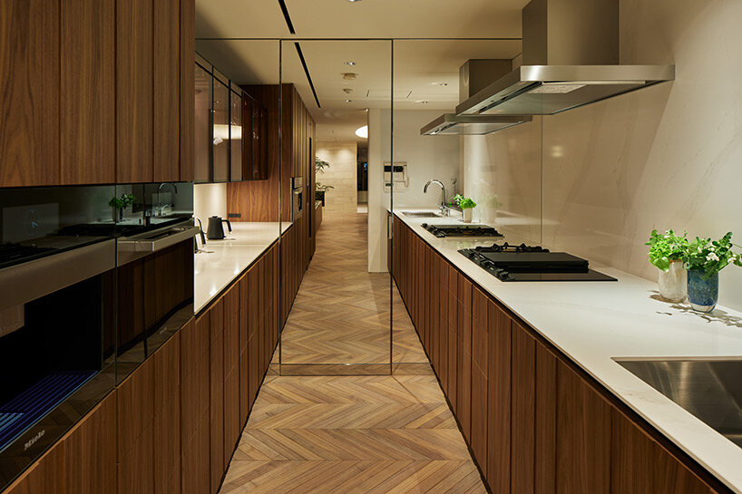 tomoko ikegai / ikg inc turns tokyo apartment into 'smart & spiritually-rich' home