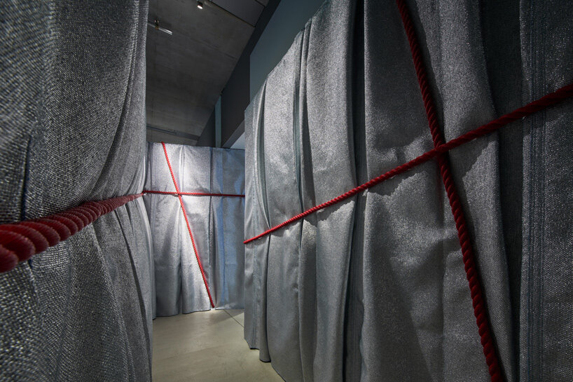 21_21 design sight brings christo and jeanne-claude's 'l’arc de triomphe, wrapped' to tokyo