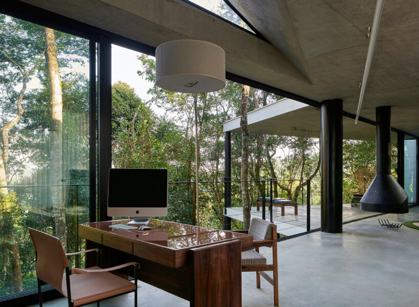 casa açucena rises fifteen meters from the ground and lives within a forest in Brazil