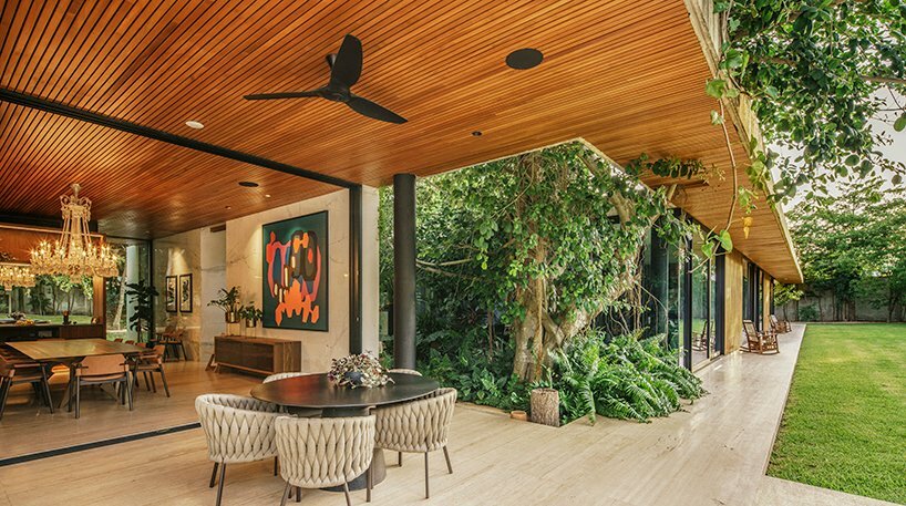 'casa akúun' harmonizes with the mexican landscape through its open facades