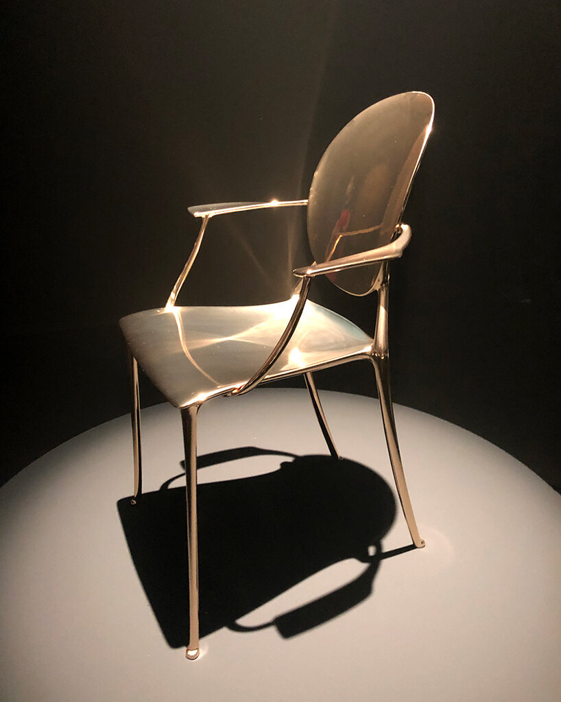 Salon du meuble de Milan : le designer Philippe Starck présente le fauteuil  Monsieur Dior, en hommage au couturier français