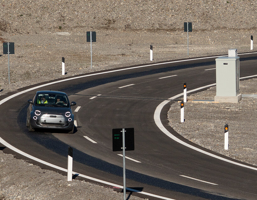 arena del futuro highway charges electric vehicles as they drive past
