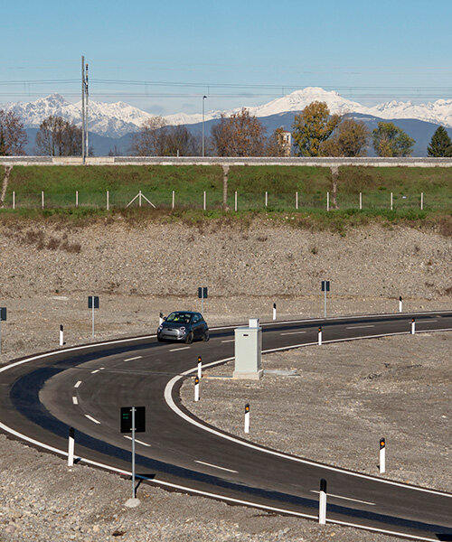 arena del futuro highway charges electric vehicles as they drive past