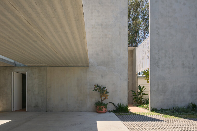 furminger frames courtyards and garden spaces for 'river house' extension in australia