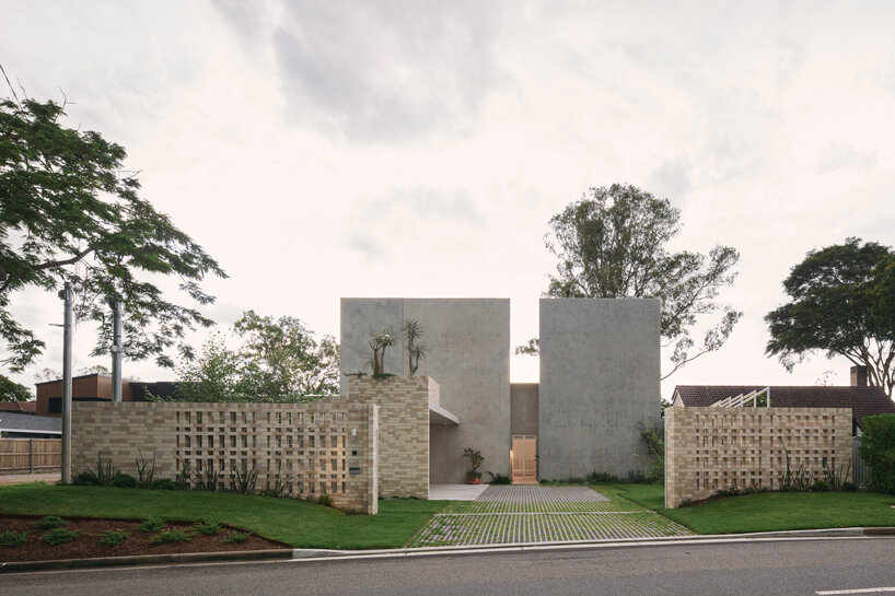 furminger frames courtyards and garden spaces for 'river house' extension in australia