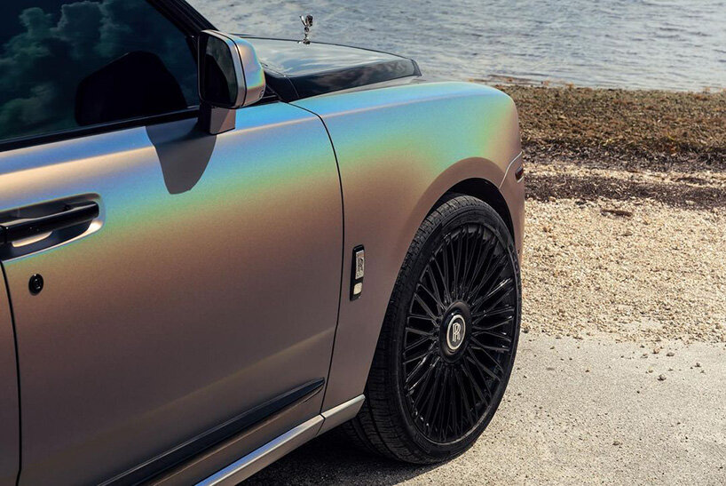 lianko ramirez empaqueta Rolls-Royce Cullinan en color iridiscente