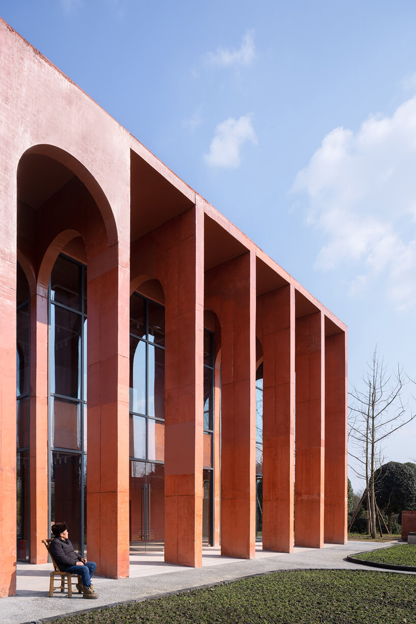 MUDA-architects adds red concrete arcades to tourist center in china