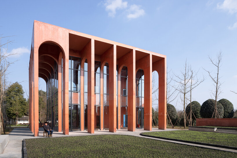 MUDA-architects adds red concrete arcades to tourist center in china