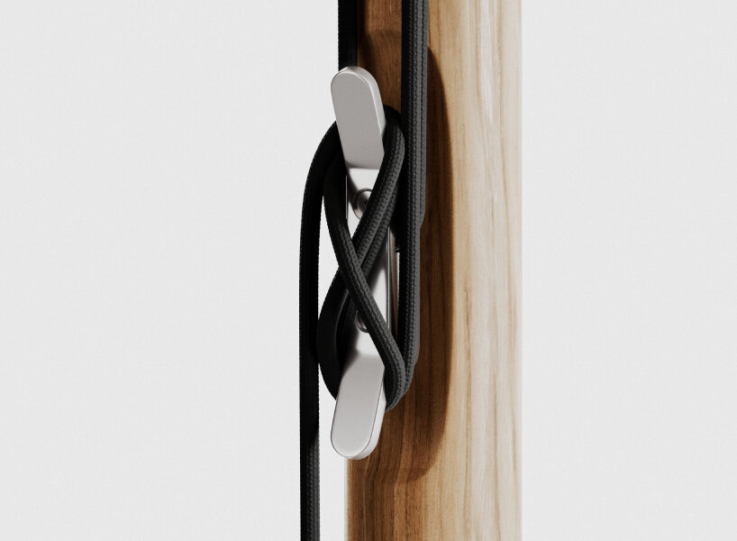 Sombrilla de madera Paladin diseñada con una mini claraboya en la parte superior