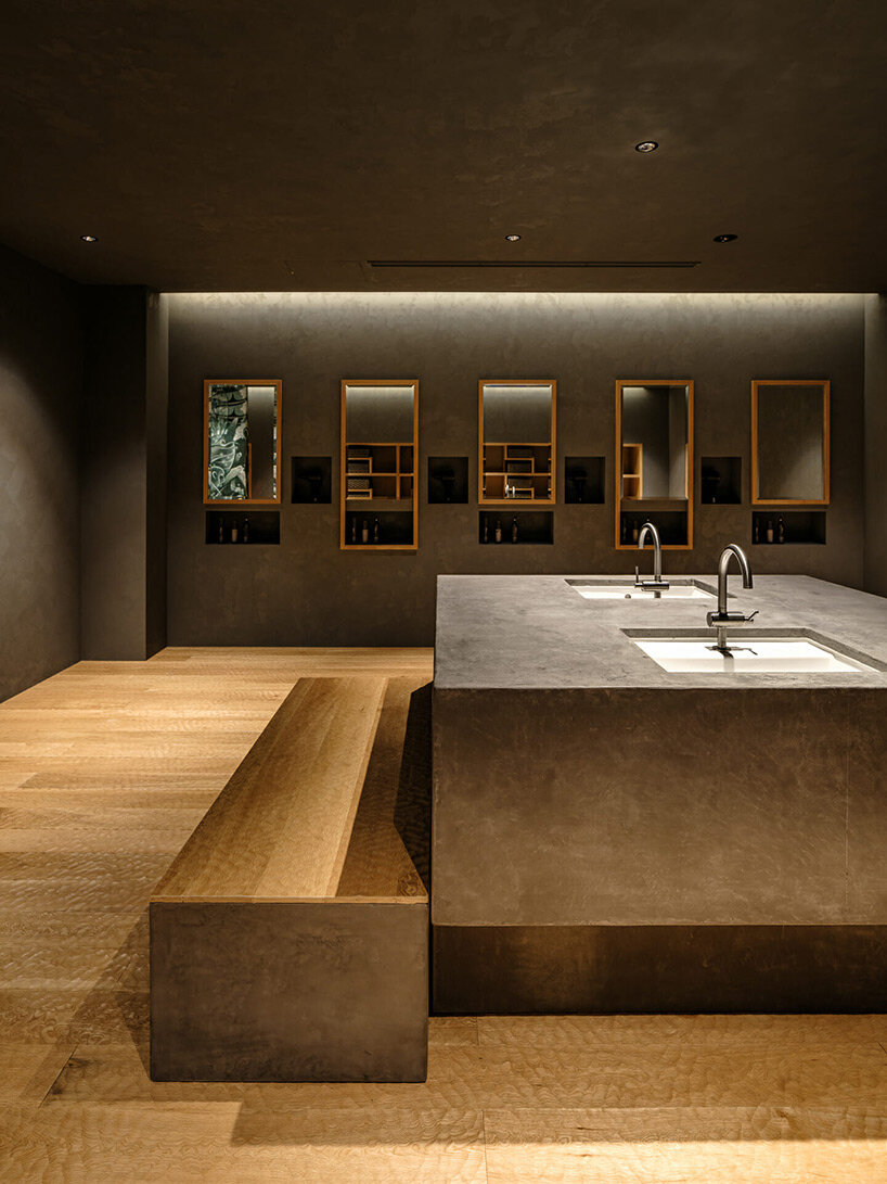 Saunas esféricas e iluminación indirecta evocan tranquilidad en el spa de Kubo Tsushima en Japón
