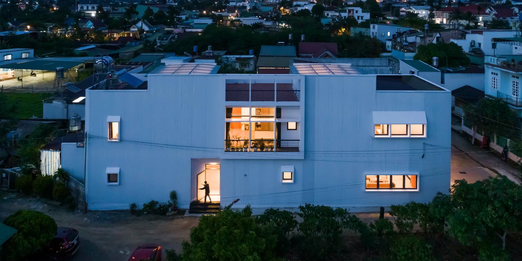 two-ample-voids-openness-interaction-family-house-vietnam-tan-bui-house-designboom-1800
