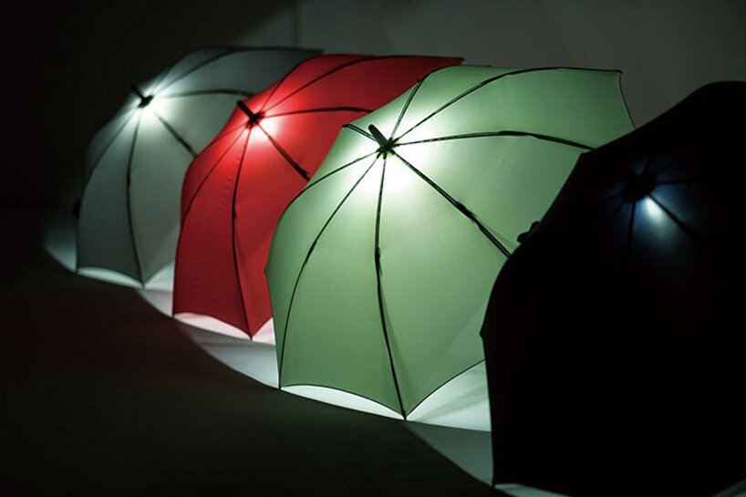 la linterna del paraguas con luces LED incorporadas lo mantiene a salvo de las caminatas nocturnas lluviosas