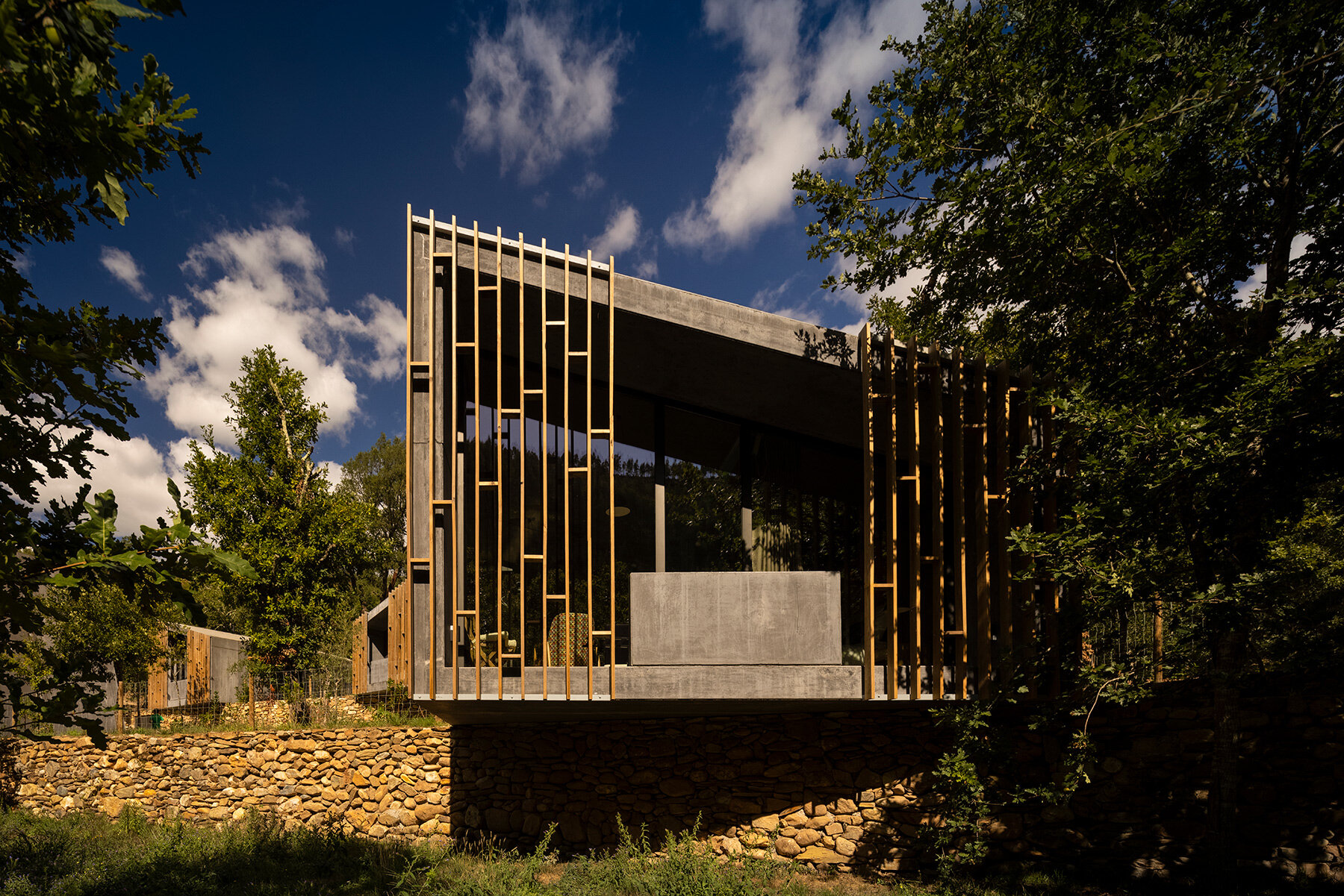 SUMMARY-architecture-paradinha-cabins-fernando-guerra-designboom-08a