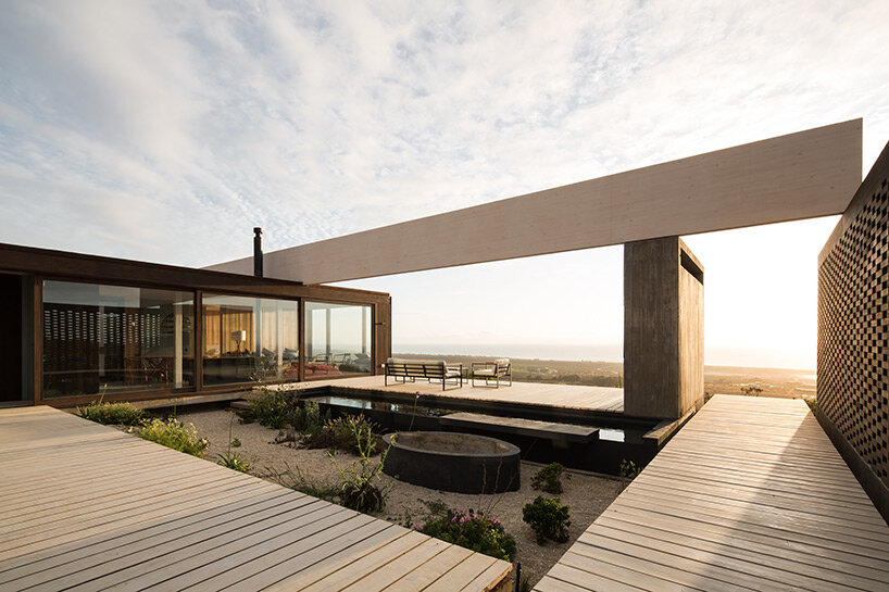 La casa de playa de Juan Pablo Ureta se inspira en los afloramientos rocosos del paisaje natural de Chile