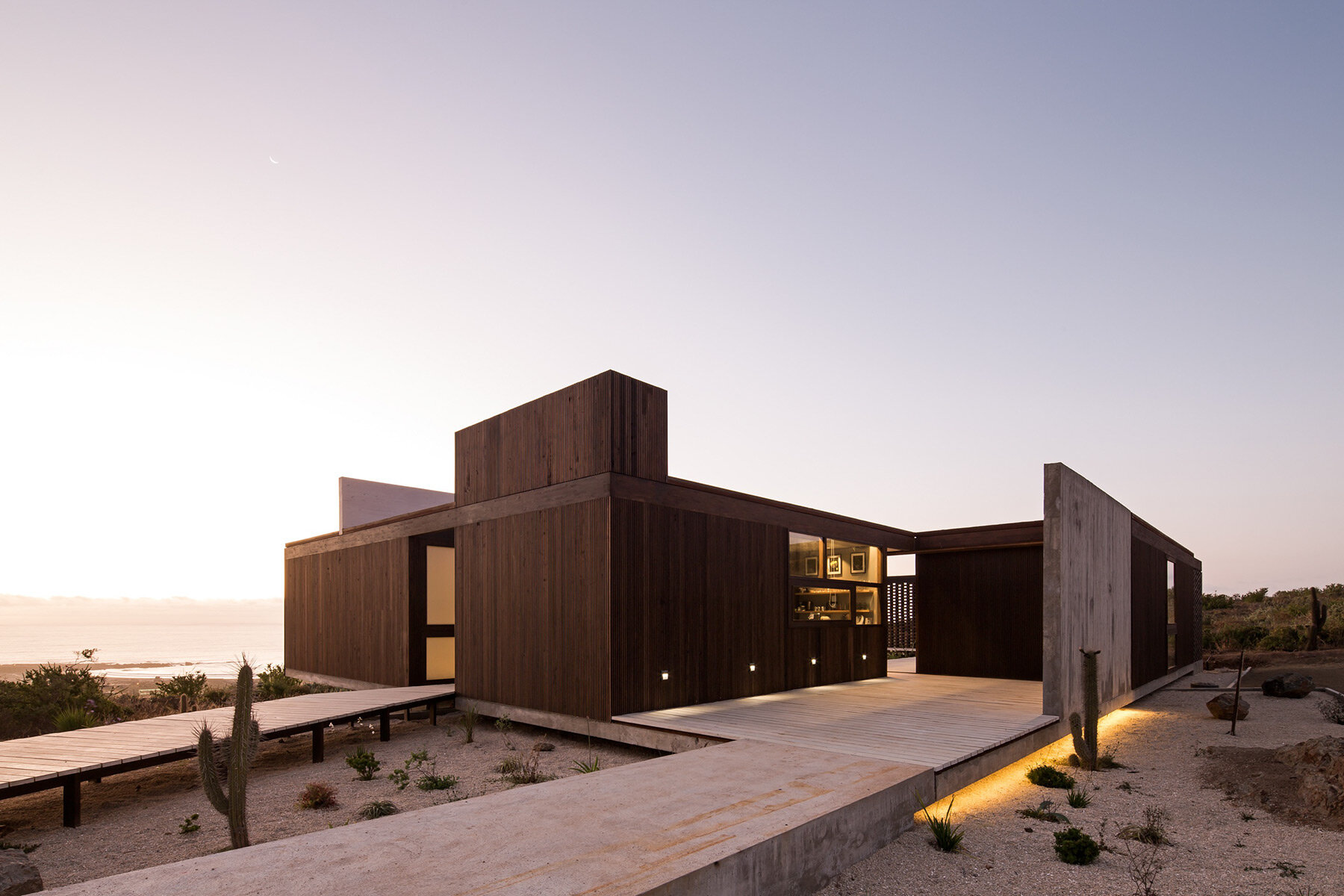 beach-house-juan-pablo-ureta-rock-clusters-chilean-natural-landscape-designboom-full-02