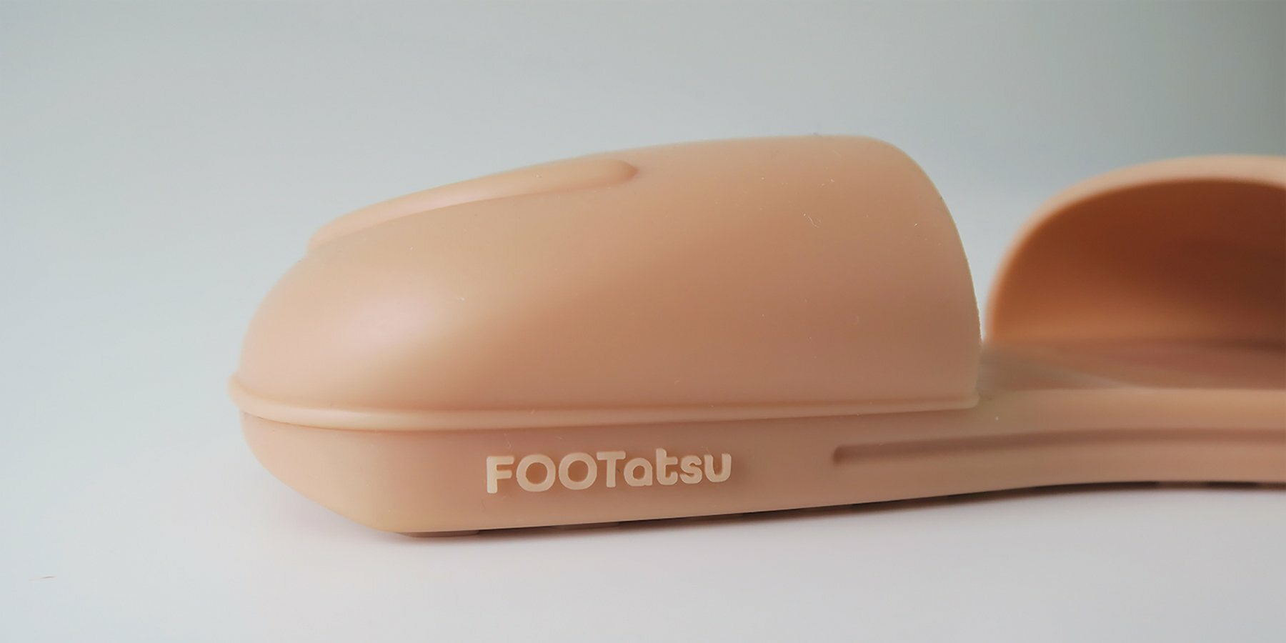 cameron-snelgar-japanese-cultural-customs-two-directional-slipper-designboom-1