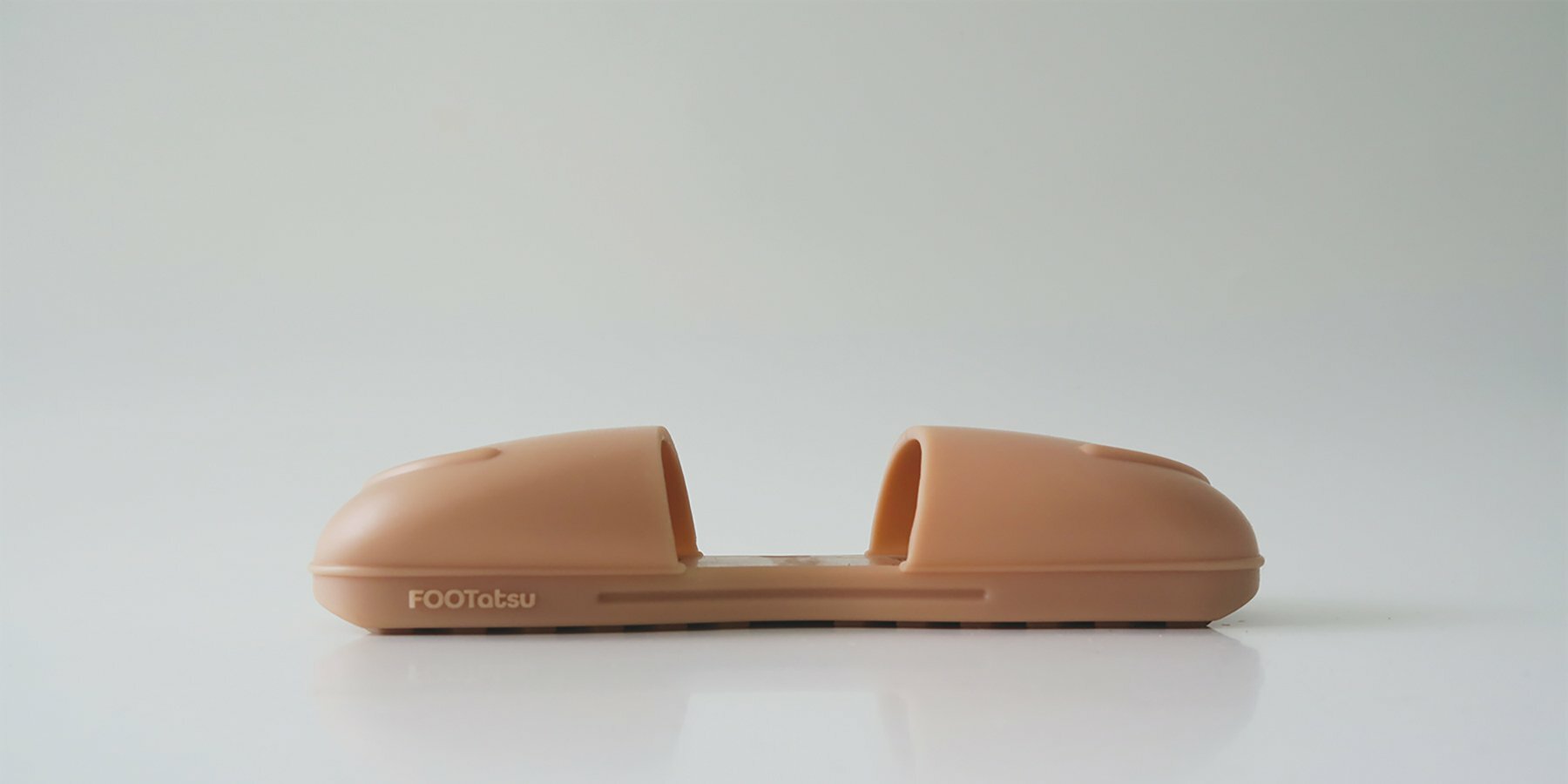 cameron-snelgar-japanese-cultural-customs-two-directional-slipper-designboom-2