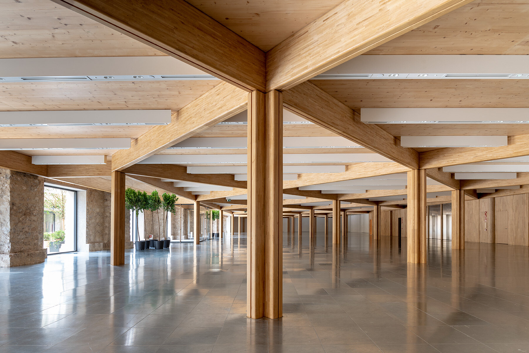 foster-partners-demountable-timber-structure-disused-madrid-gas-plant-designboom-full-width-02