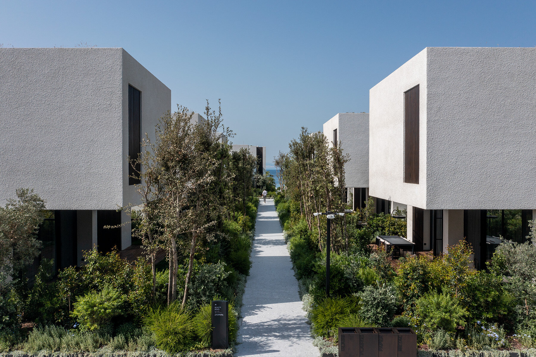 caja-resort-highlights-scenic-beach-turkey-white-washed-cubic-villas-designboom-full