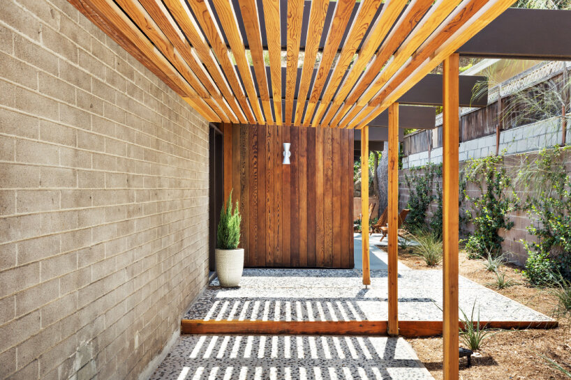 ray kappe weaves redwood, masonry, & glass into his first single-family house in california