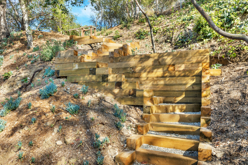 ray kappe weaves redwood, masonry, & glass into his first single-family house in california