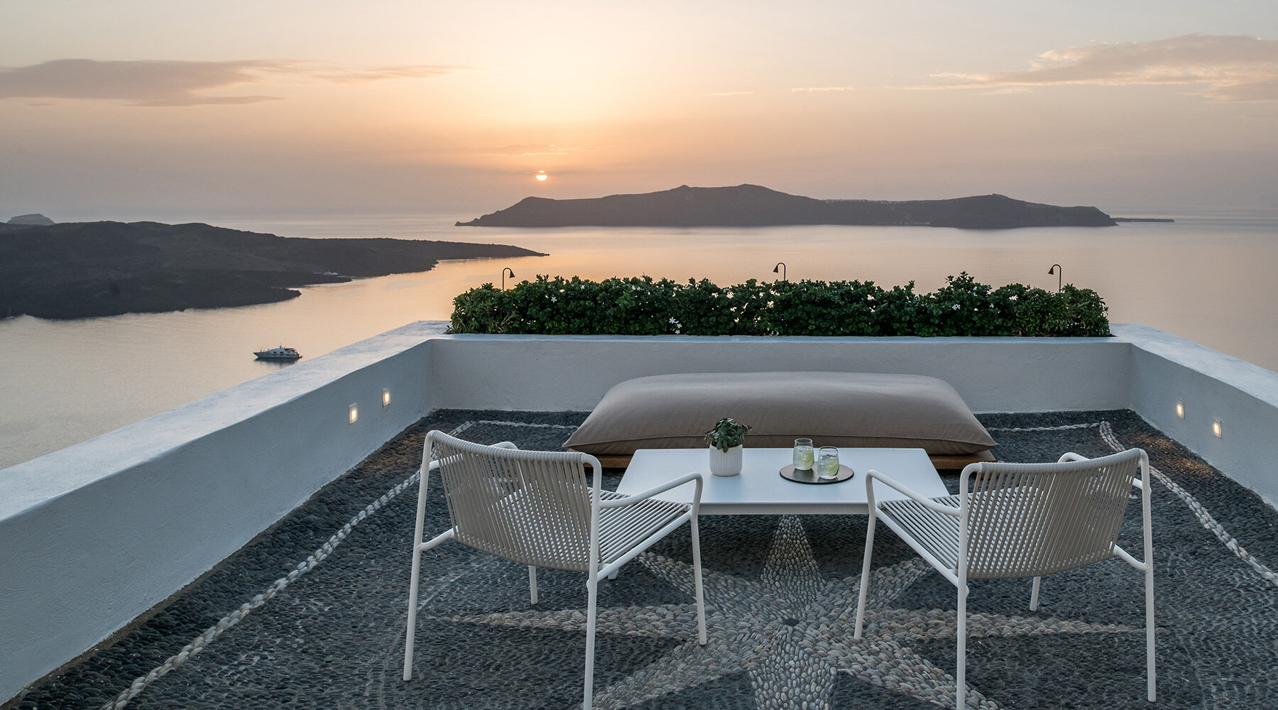 pedrali-collection-2022-enigma-suites-santorini-designboom-fullwidt
