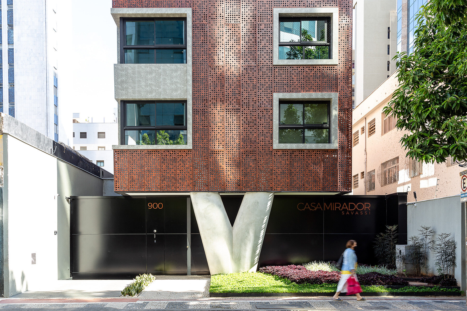 perforated-red-alminum-skin-envelops-gisele-borges-pyramidal-residential-building-in-brazil-designboom-full-width