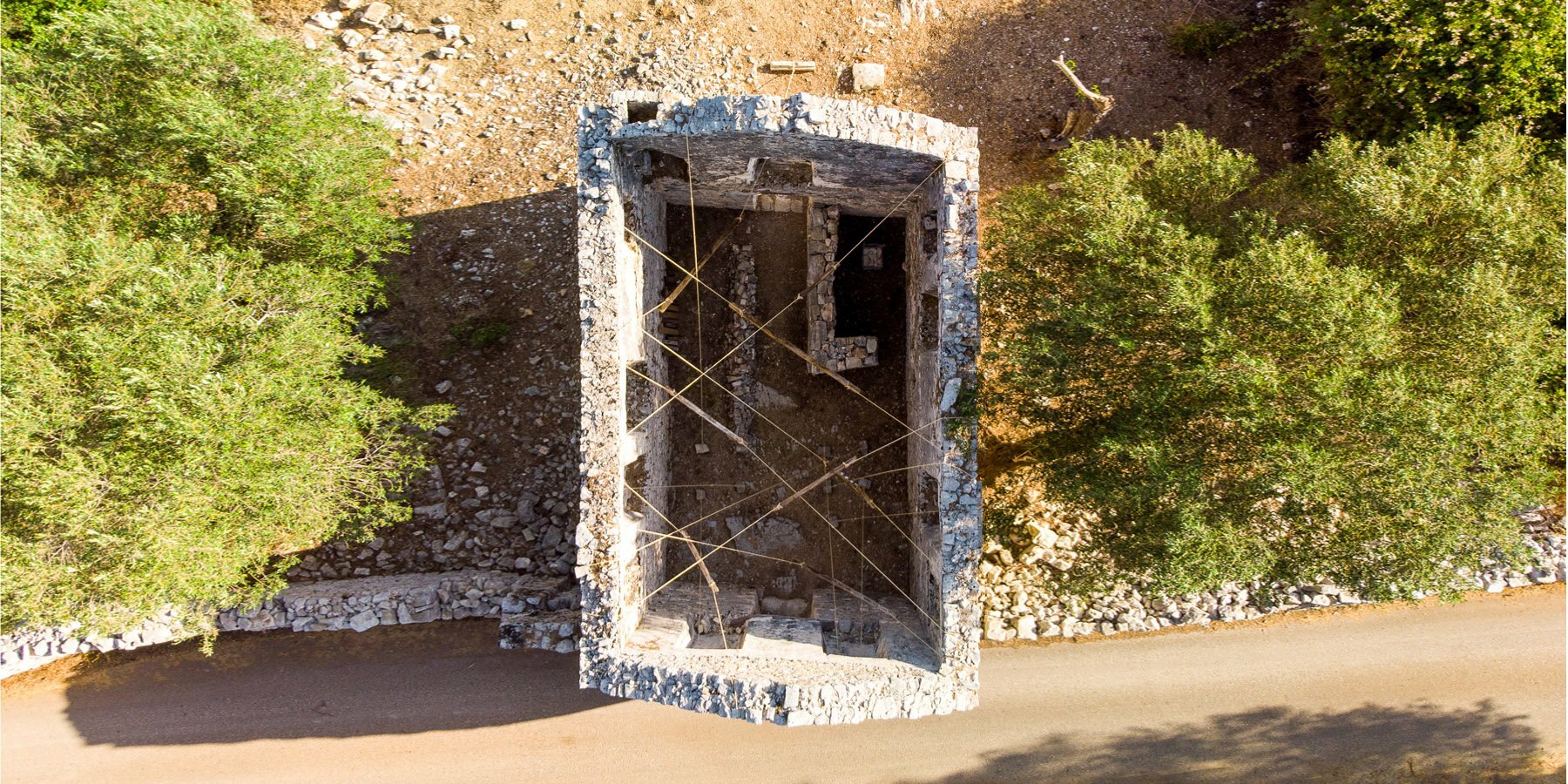 talmon-biran-installation-balance-architectural-ruins-greece-designboom-1