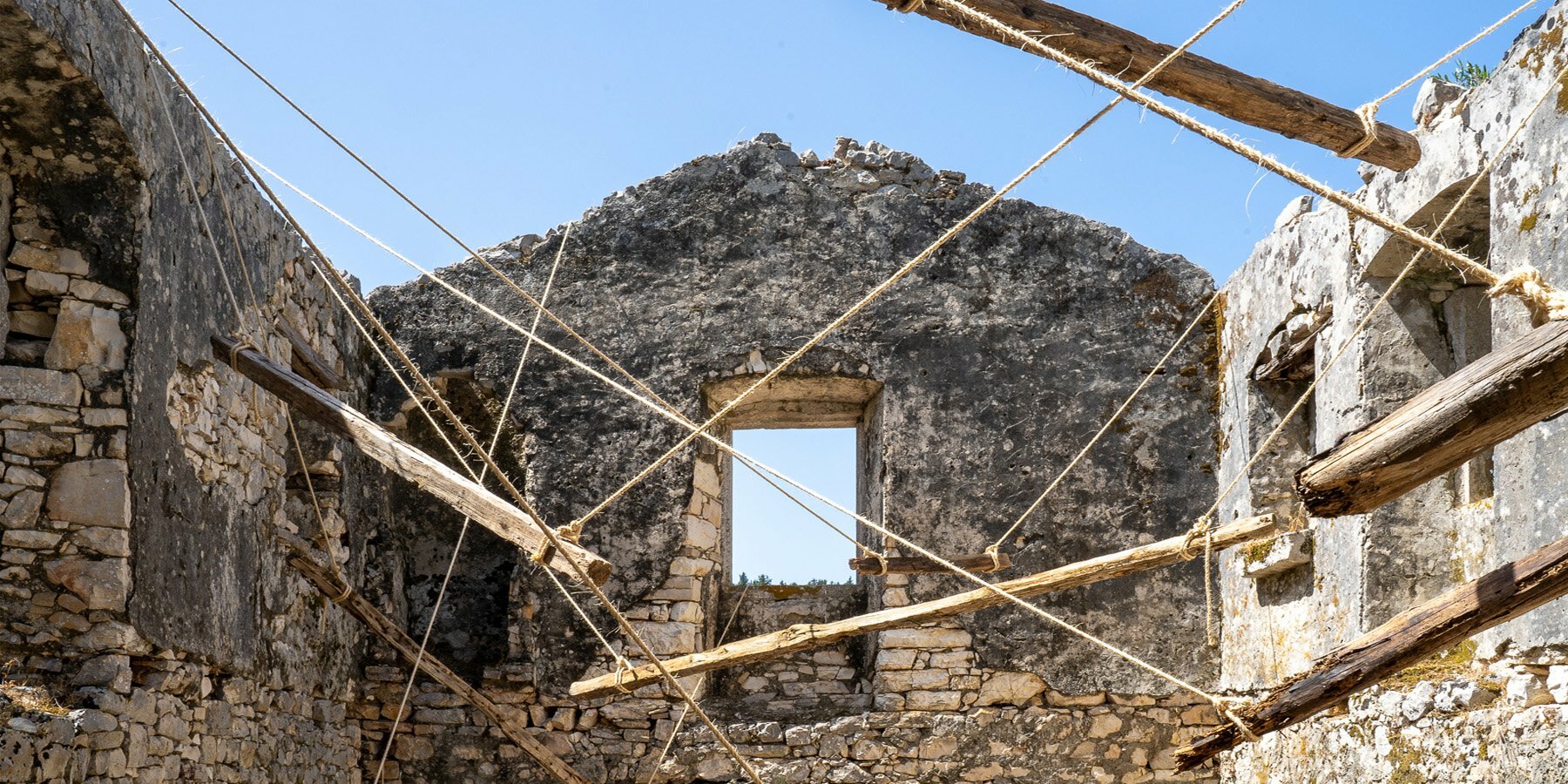 talmon-biran-installation-balance-architectural-ruins-greece-designboom-2