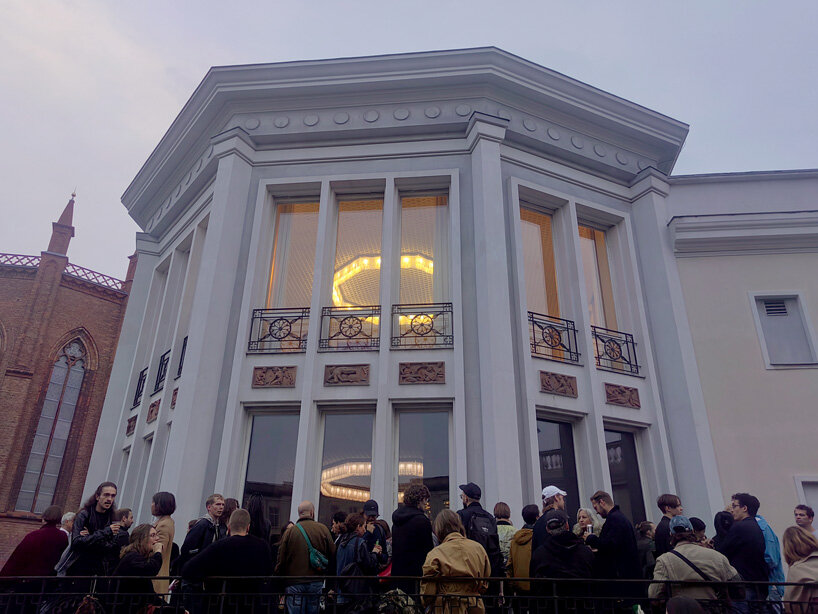 anna uddenberg's 'fake estate' at schinkel pavillon touches on the limits of free will & control