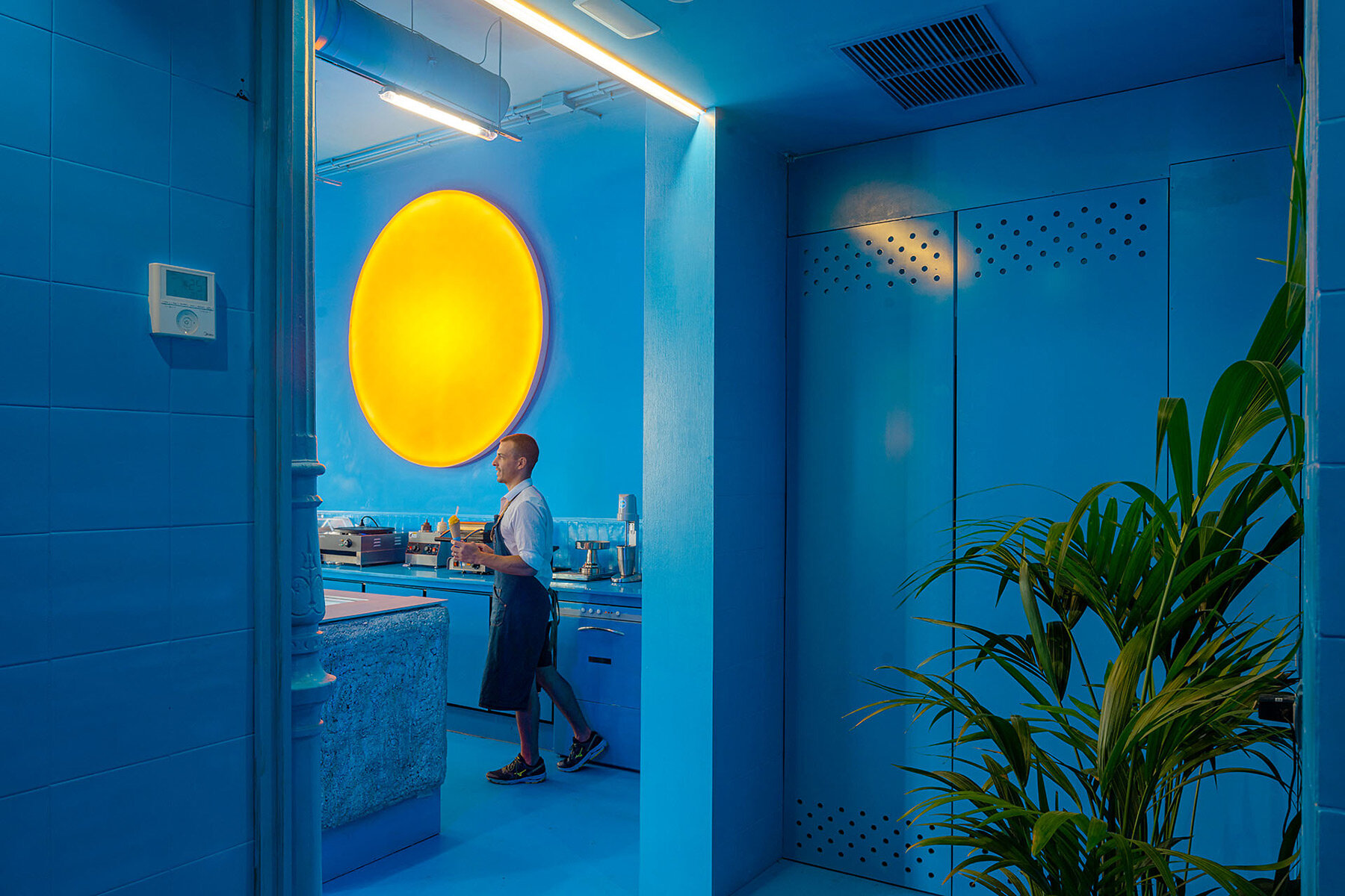 brando-ice-cream-shop-solar-designboom-full-02