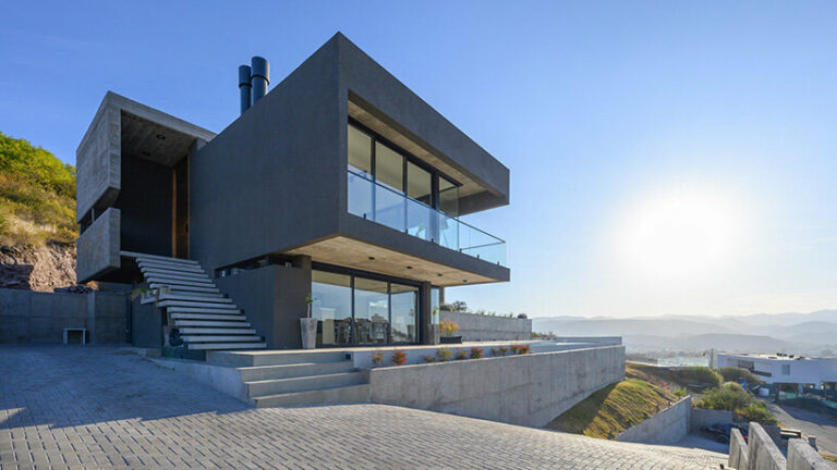 federico urfer arquitecto's 'casa PLC' is a modern house on a hill