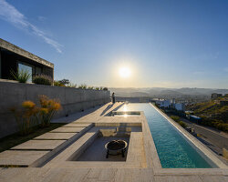 federico urfer arquitecto's 'casa PLC' is a modern house on a hill