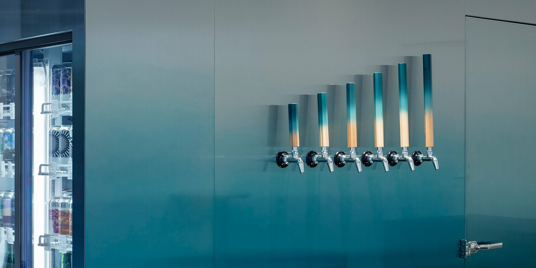 gradient-blue-walk-in-fridge-beer-taps-interior-taproom-tokyo-yujiro-otaki-designboom-1
