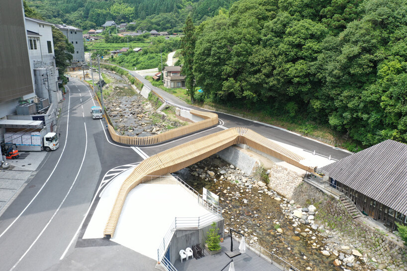 kengo kuma's 'kusugibashi' bridge in japan merges carpentry skills & computational design