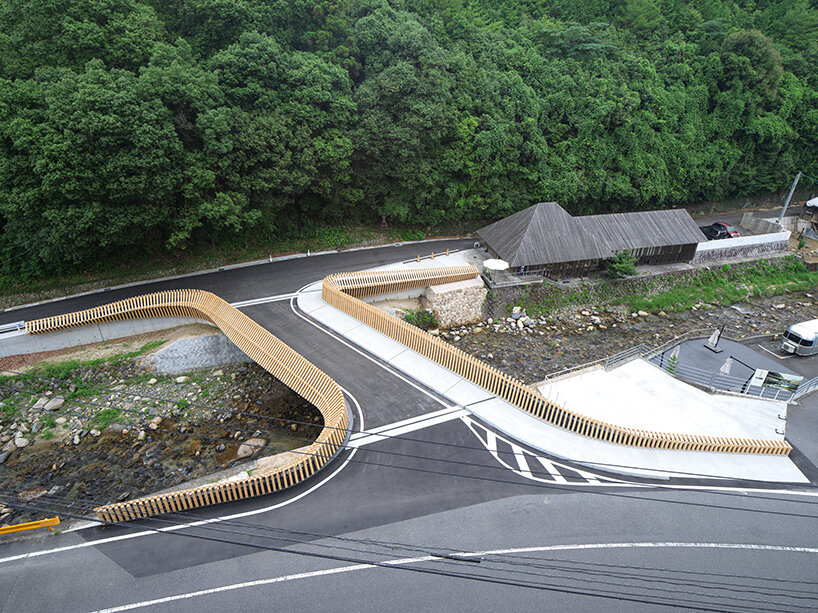 kengo kuma's 'kusugibashi' bridge in japan merges carpentry skills & computational design