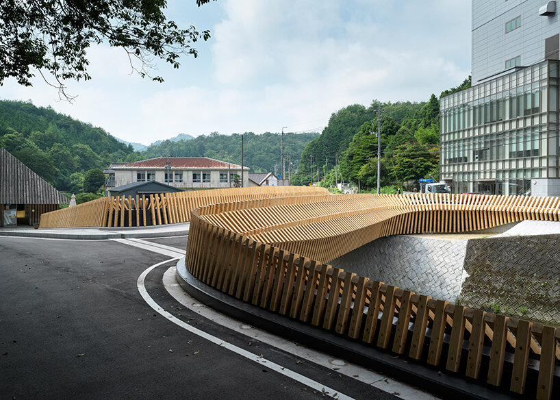 kengo kuma's 'kusugibashi' bridge in japan merges carpentry skills & computational design