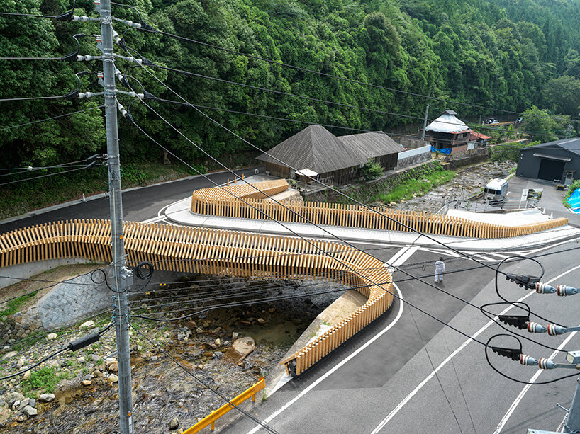 kengo kuma's 'kusugibashi' bridge in japan merges carpentry skills & computational design