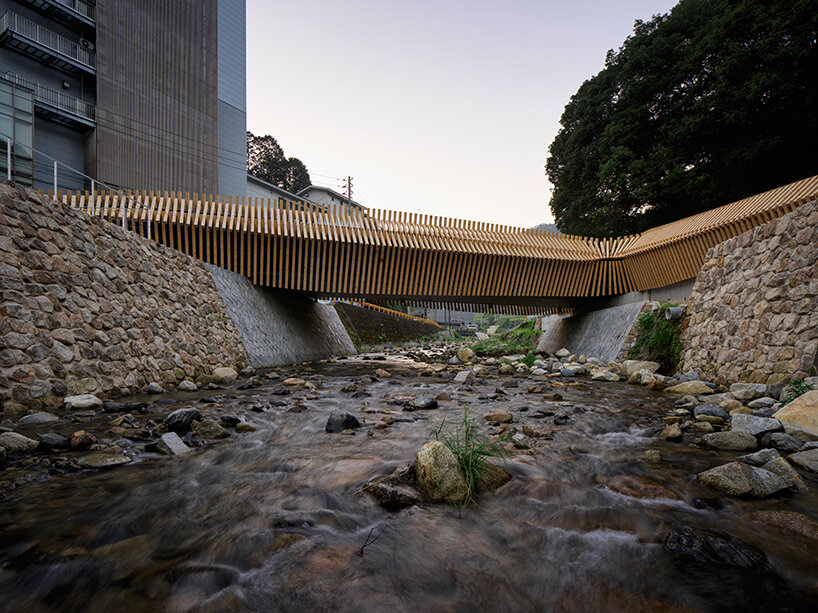 kengo kuma's 'kusugibashi' bridge in japan merges carpentry skills & computational design