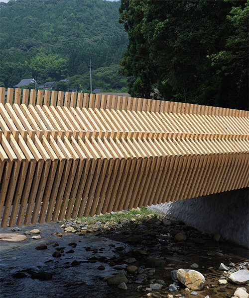 kengo kuma's 'kusugibashi' bridge in japan merges carpentry skills & computational design