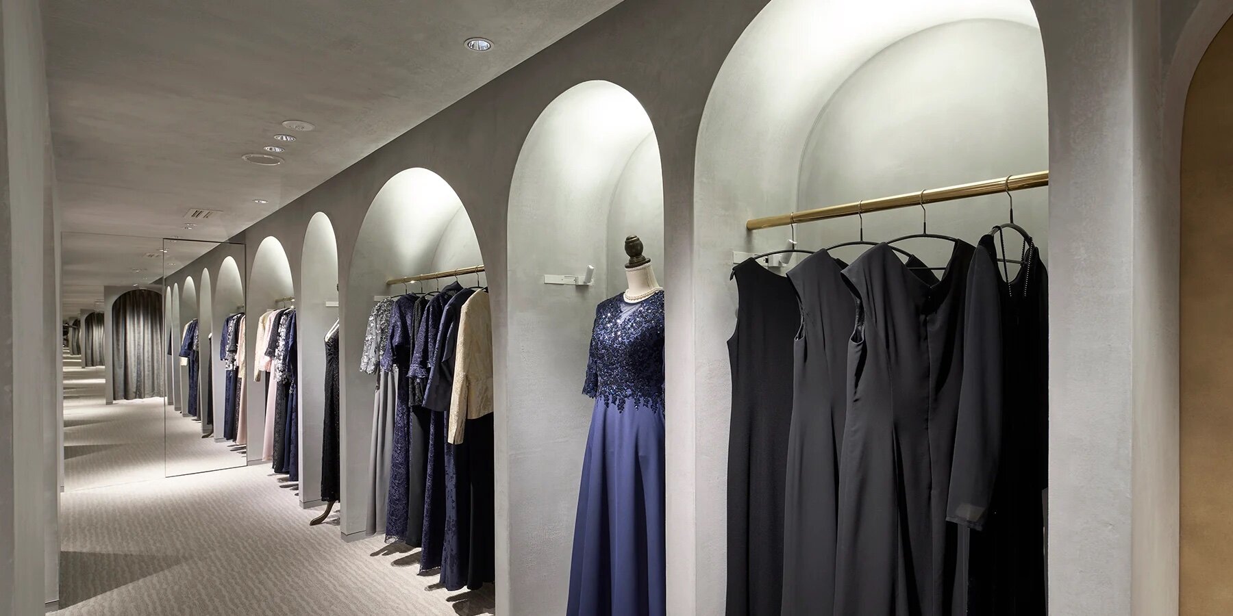 labyrinth-romanesque-thick-walls-round-arches-shape-haregi-yokohama-store-japan-designboom-06