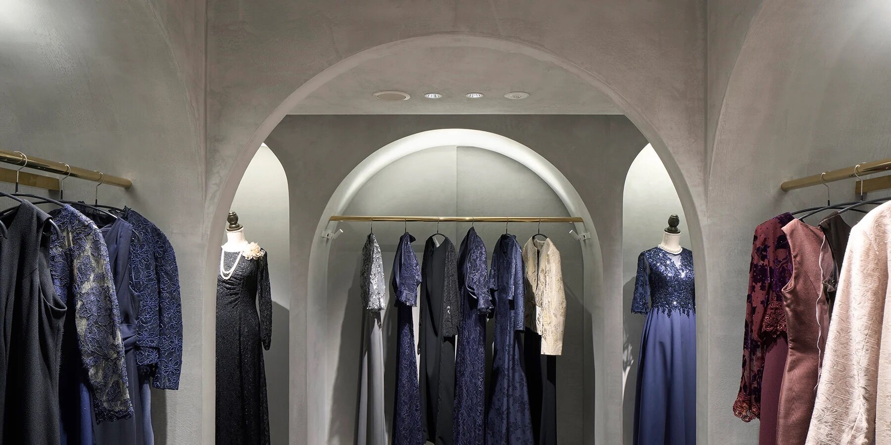 labyrinth-romanesque-thick-walls-round-arches-shape-haregi-yokohama-store-japan-designboom-07