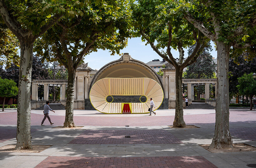 matali crasset's 'cielo oscuro' installation at concéntrico 08 evokes an owl-like presence