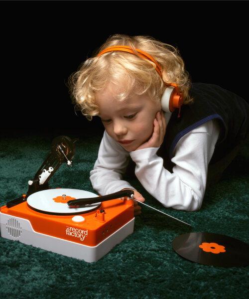 kid-friendly & portable turntable ‘PO-80’ is a DIY, lo-fi music maker